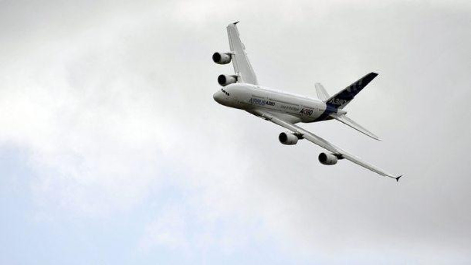Пътнически самолет кацна след сирийски огън | StandartNews.com