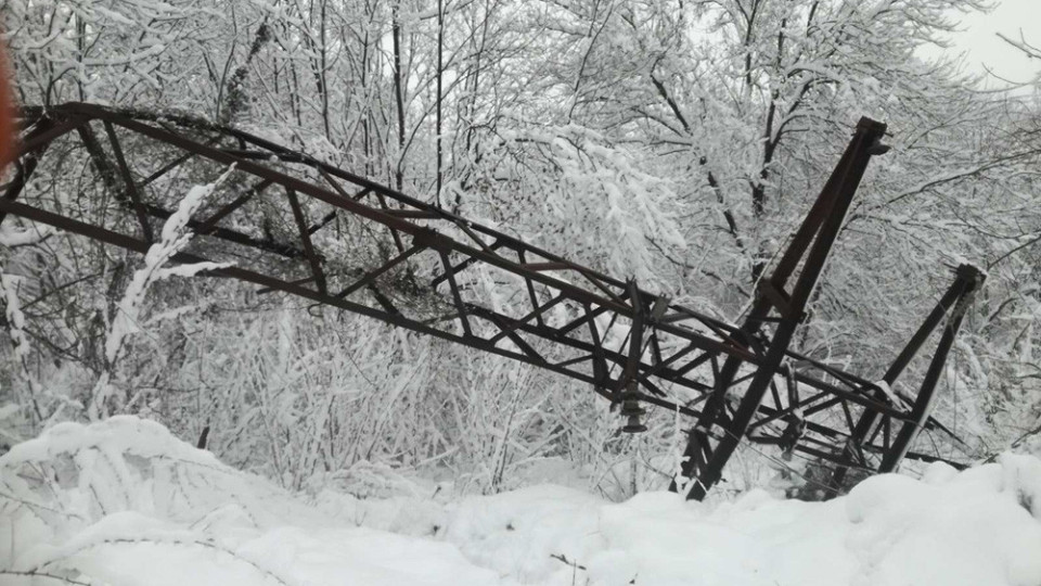 Мокрият сняг счупи над 30 стълба на ЧЕЗ Разпределение | StandartNews.com