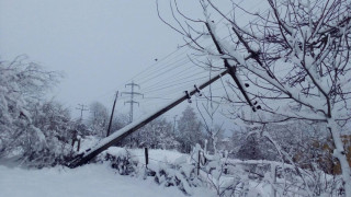 Заради снеговалежите все още има населени места без ток