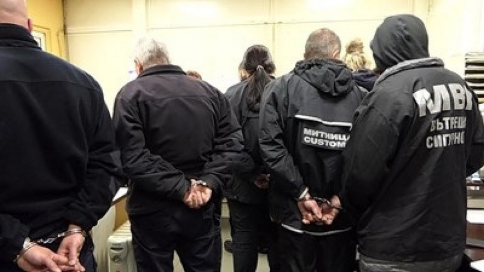 Митничарите с такса „Почерпка“ остават в ареста | StandartNews.com