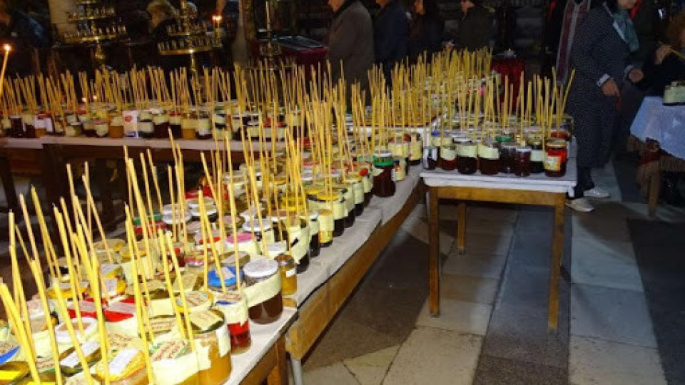 Над 2000 буркана с мед осветиха на Свети Харалампи | StandartNews.com