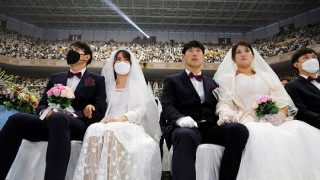 6000 двойки се венчаха с маски в Южна Корея