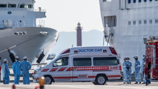 Евакуират възрастни и болни от кораба под карантина в Япония