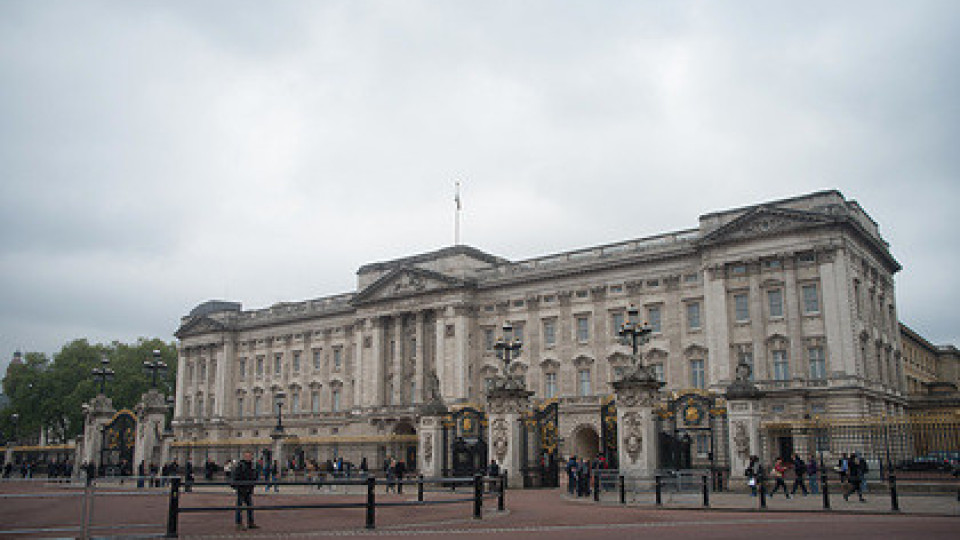 Кралица Елизабет търси майстори за двореца си | StandartNews.com