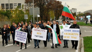 Силистренци протестират срещу преминаващи тирове