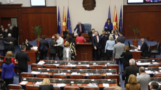 Парламентът в Скопие се разпусна с лек скандал