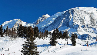 Спасяват френски курорт със сняг от хеликоптер