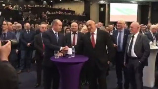Борисов и Радев си стиснаха ръцете