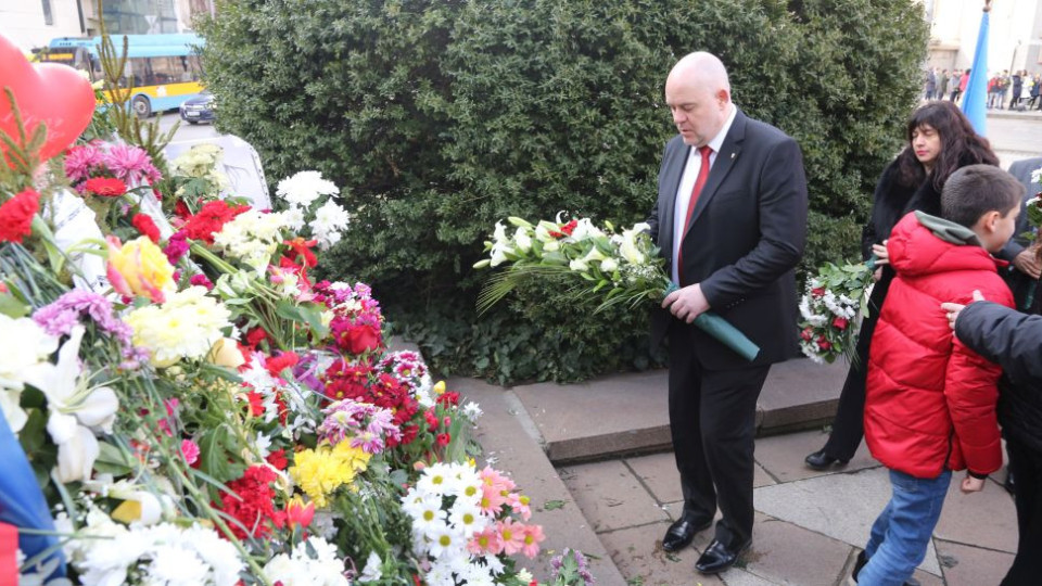 Гешев отдаде почит пред паметника на Левски | StandartNews.com