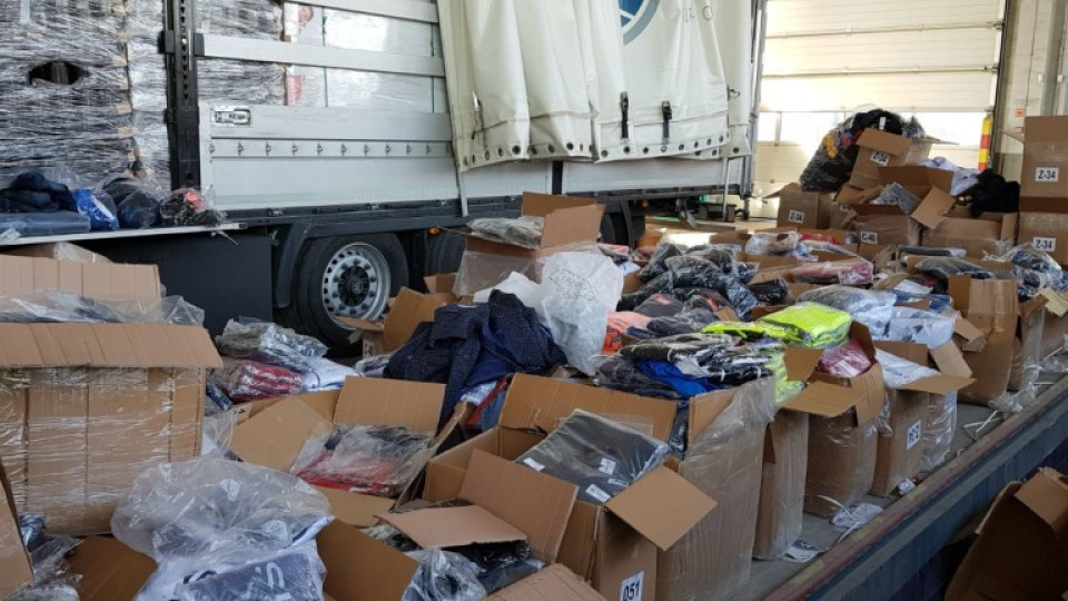 Иззеха над 17 000 маркови дрехи менте | StandartNews.com