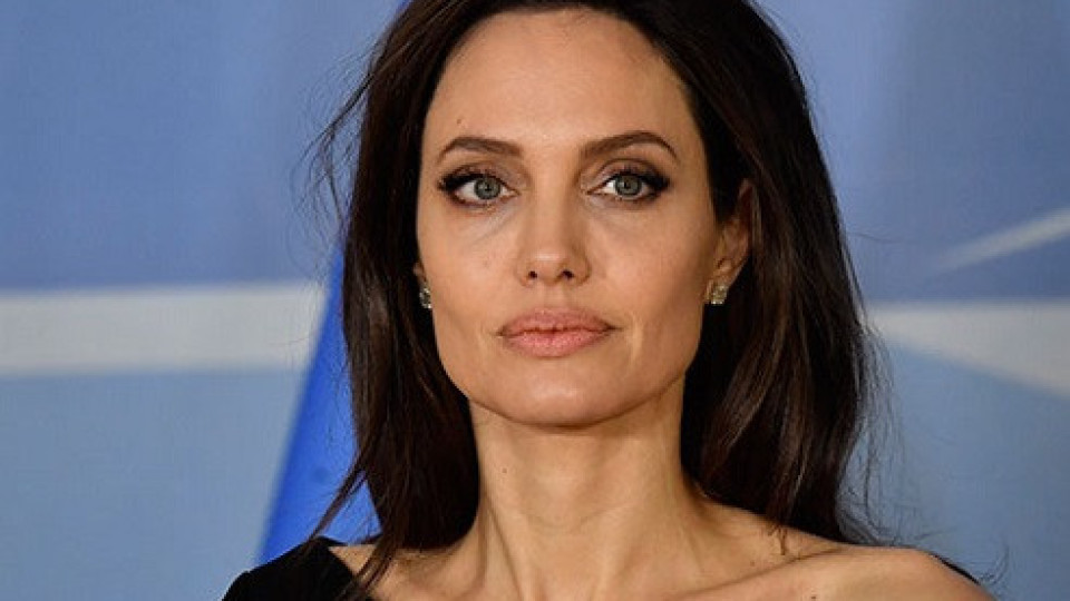 Джоли искала да става погребален агент | StandartNews.com