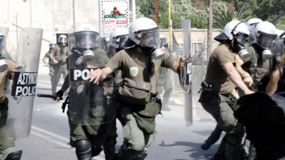 Бунт и бой по полицията в Гърция | StandartNews.com