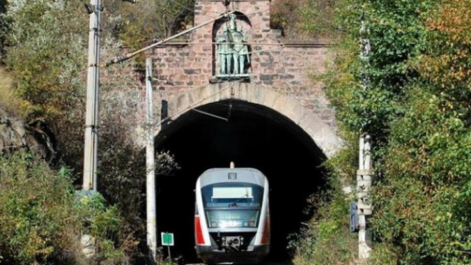 Ремонтират жп тунела „Козница“ | StandartNews.com