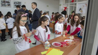 Деца изработват мартенички с благотворителна цел