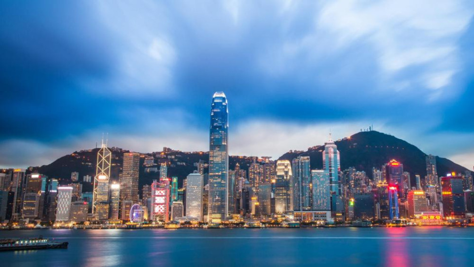 Хонгконг полудя - 10 000 долара на всеки възрастен | StandartNews.com