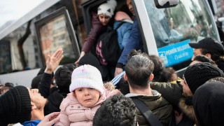 Атина отвръща на удара с бежанците