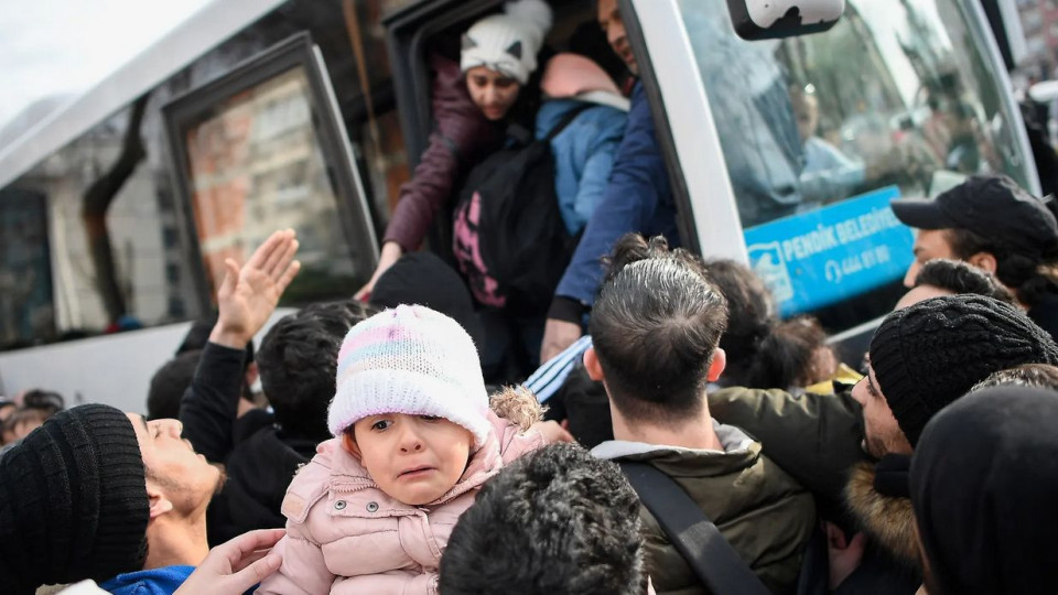 Атина отвръща на удара с бежанците | StandartNews.com