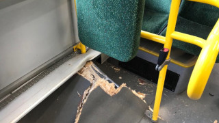 Капак на шахта проби пода на пътнически автобус