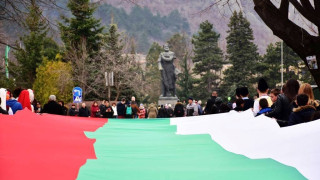 25 м знаме повежда шествието във Враца за 3 март