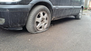Две коли осъмнаха с нарязани гуми