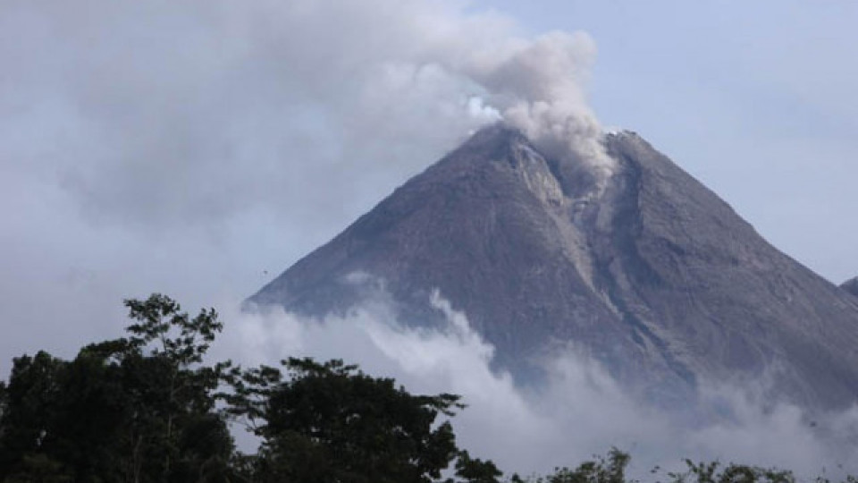 Вулканът Мерапи пак изригна | StandartNews.com
