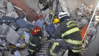 Пожарникари спасиха новородено