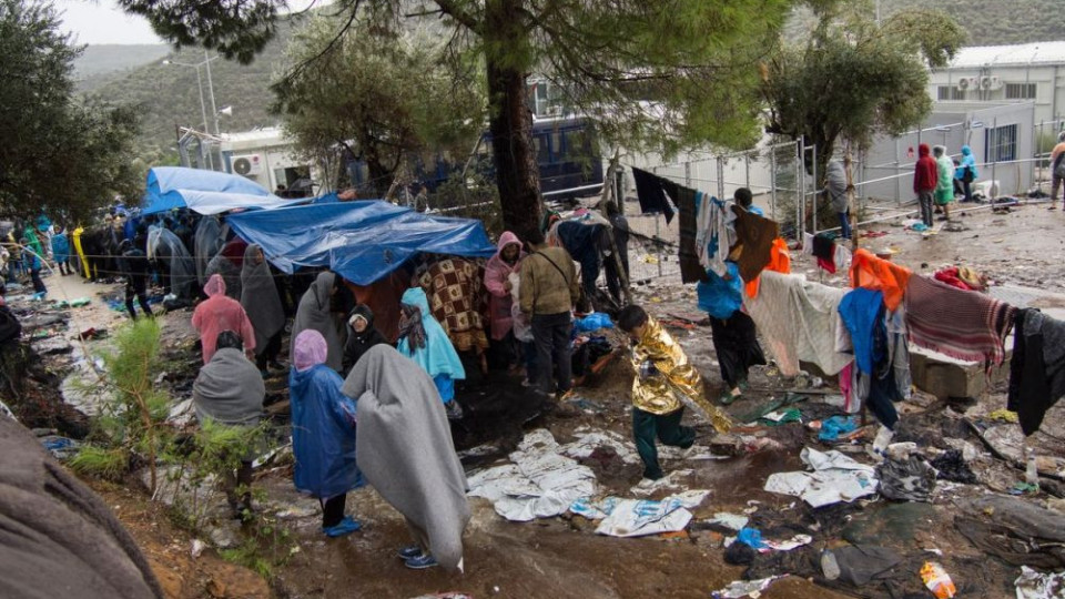 Набутват мигранти в лагер до границата с България | StandartNews.com