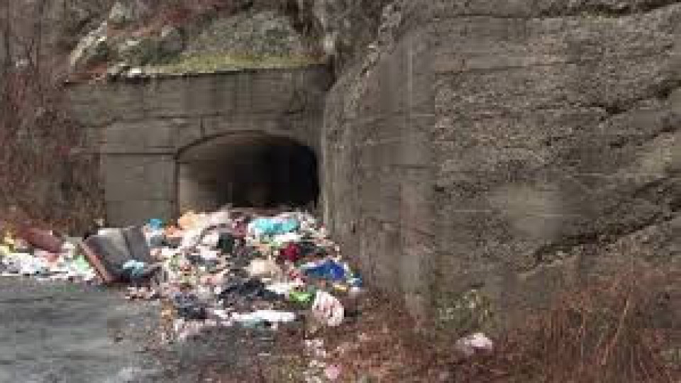 Тонове отпадъци изхвърлени  в Искърското дефиле | StandartNews.com