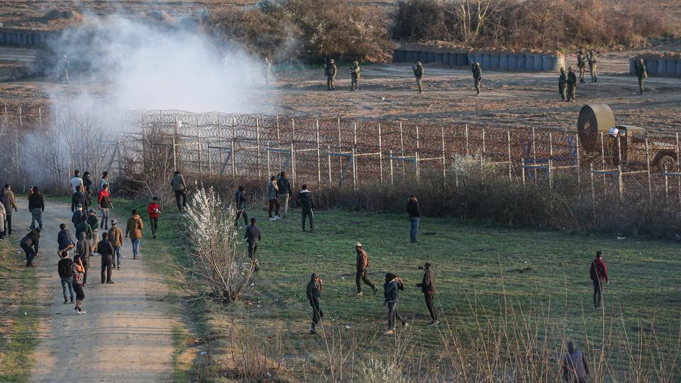 Газ и водни оръдия по турско-гръцката граница | StandartNews.com