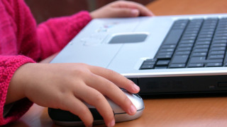 Училища минават на онлайн уроци