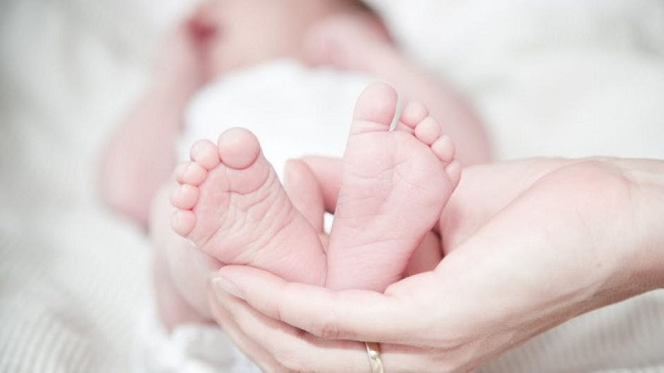 Бебе в Англия се роди с коронавирус | StandartNews.com