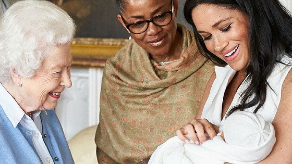 Арчи гостува на баба си Елизабет II през лятото | StandartNews.com