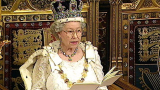 Кралица Елизабет II се премести в Уиндзор