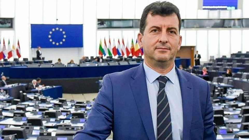 Евродепутат се самоизолира в парника си на село | StandartNews.com