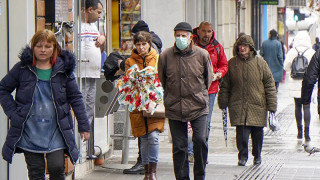 Лекари в София искат забрана за напускане на дома