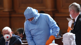 Марешки се появи с антивирусен костюм в парламента