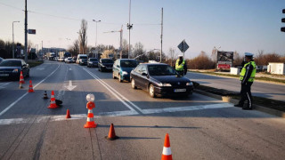 Огромни опашки от коли на КПП-тата в Пловдив