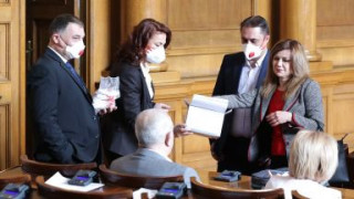 Депутатите подкрепиха ветото, някои „ с отвращение“