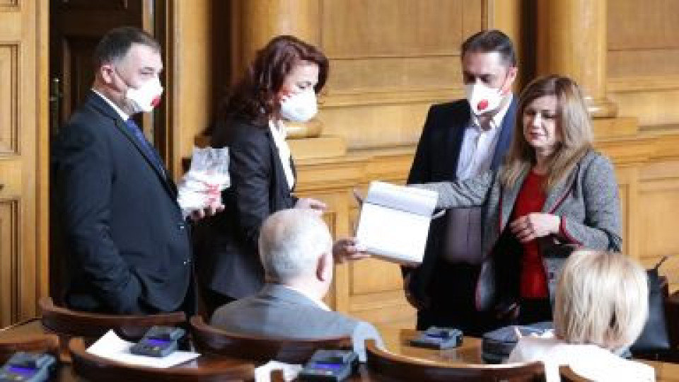 Депутатите подкрепиха ветото, някои „ с отвращение“ | StandartNews.com