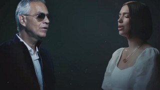 Андреа Бочели и Дуа Липа пеят от хола си