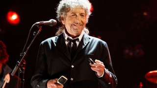 Боб Дилън пее за Боуи и Едгър Алън По