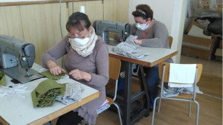 Маските - както защита, така и бизнес