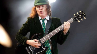 Ангъс от AC/DC черпи за 65