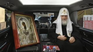Руският патриарх гони вируса с чудотворна икона