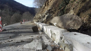 Свлачище затвори за камиони Твърдишкия проход