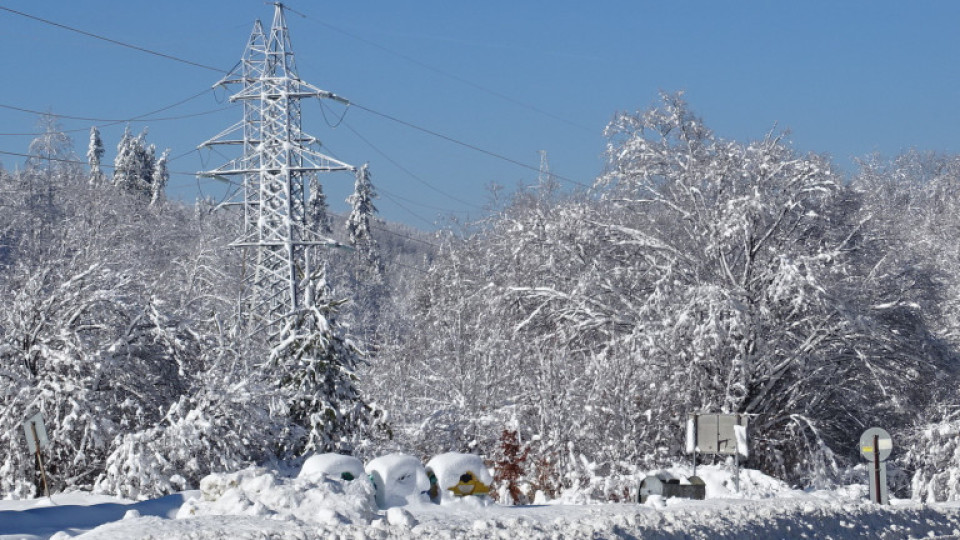 Мокрият сняг къса жици, Смолянско без ток | StandartNews.com