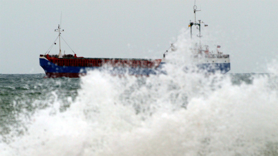 Силен вятър затвори варненското пристанище | StandartNews.com