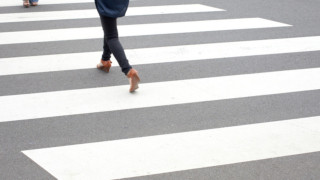 Шофьорка блъсна момиче на пешеходна пътека
