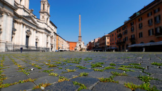 Тревата избуя в опразнения Рим