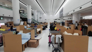 Нова мода: Спим в картонени легла по летищата